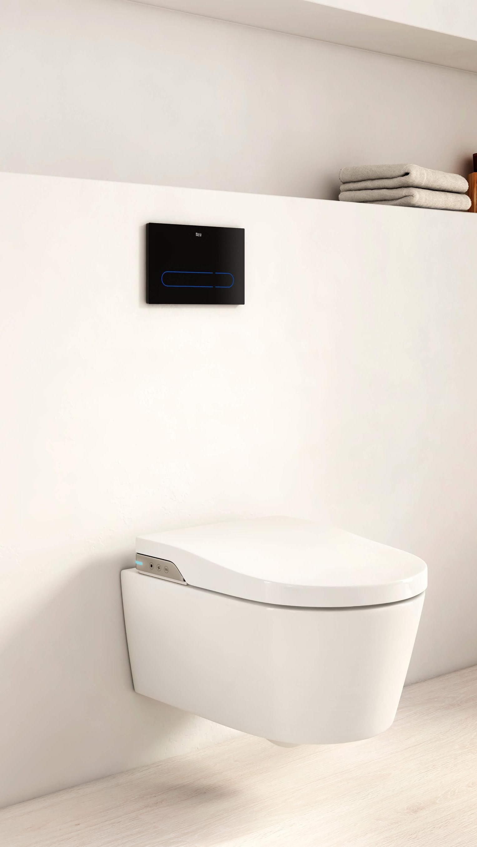 Inodoro moderno blanco suspendido en un baño minimalista con un panel de descarga negro encima.