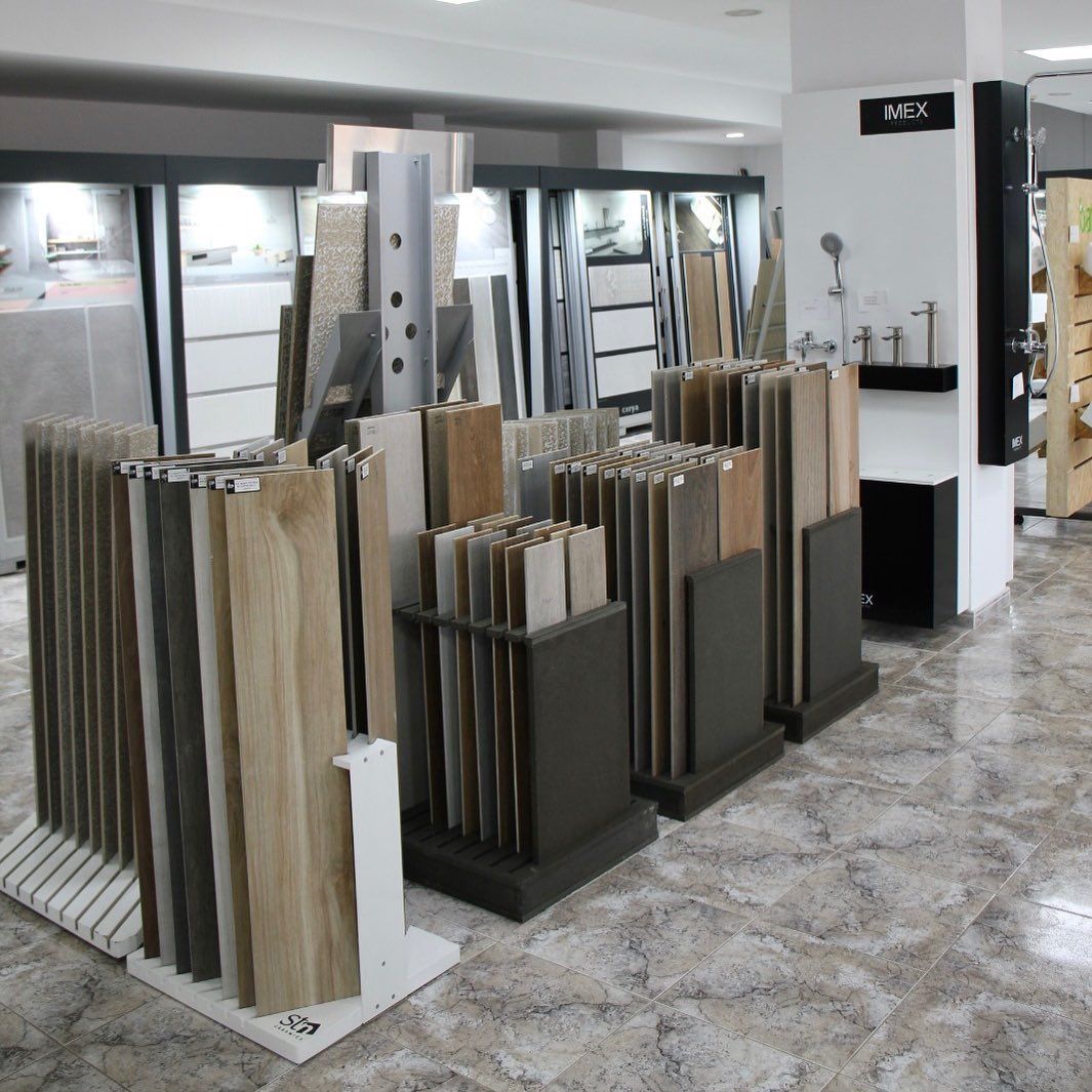 Exhibiciones de azulejos con paneles de muestra y opciones de pisos en soportes.