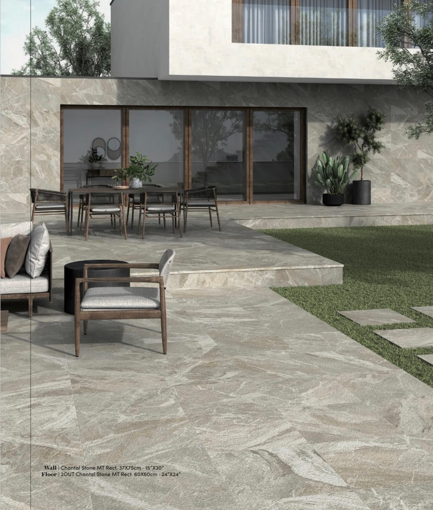 Patio moderno con conjunto de comedor al aire libre, tumbona, terraza de piedra y puertas correderas de cristal junto a un césped.