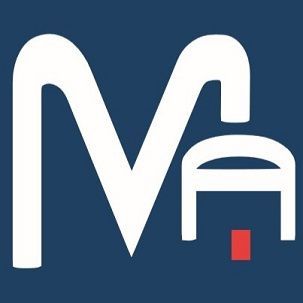 Logotipo blanco estilizado de “M” y “A” sobre fondo azul con un pequeño cuadrado rojo.