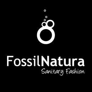 Logotipo de FossilNatura en blanco sobre fondo negro con el lema 