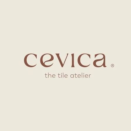 Logotipo de Cevica en texto marrón sobre fondo beige con el lema “the tile atelier” (El taller de azulejos).