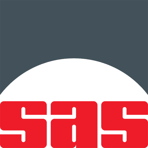 Logotipo de SAS en letras rojas sobre un semicírculo blanco sobre un fondo gris oscuro.