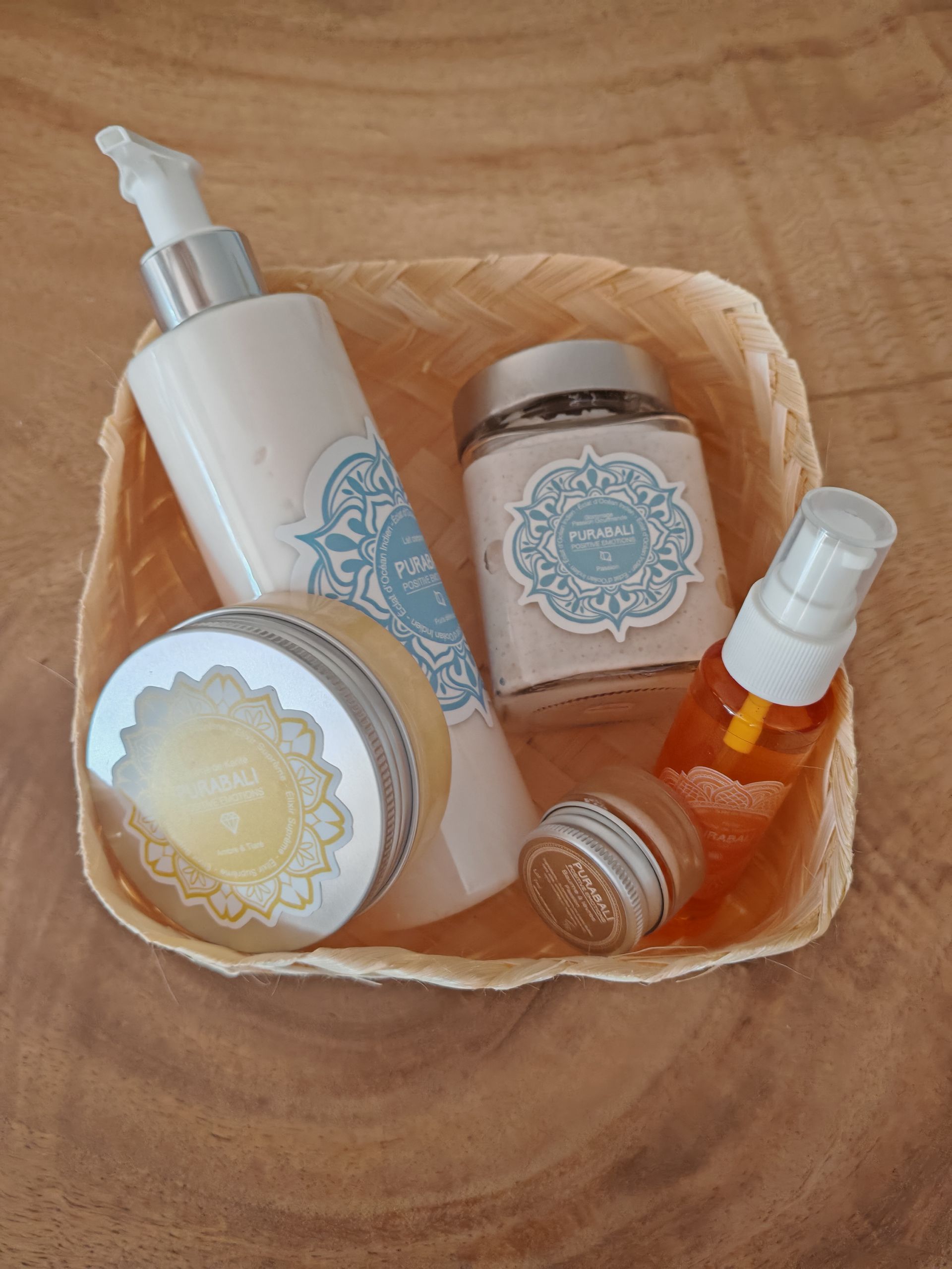 Produits de soin pour la peau de la marque Pura Bali et présentés dans un panier tressé