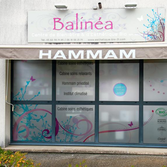 Façade d’un centre de bien‑être avec vitrine décorée et enseigne Balinéa et Hammam
