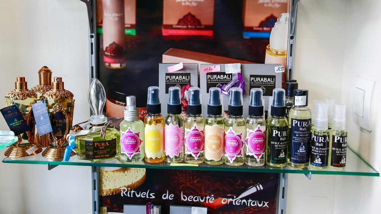 Ensemble de produits de la marque Pura Bali sur une étagère en verre