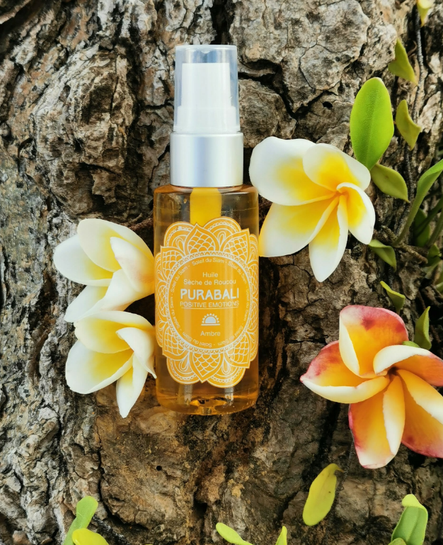 Une personne soulève délicatement la peau au-dessus de ses sourcils avec deux doigts, révélant des sourcils texturés et naturels ainsi qu'une peau éclatante.