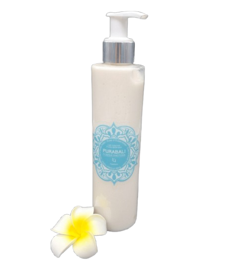 Une personne soulève délicatement la peau au-dessus de ses sourcils avec deux doigts, révélant des sourcils texturés et naturels ainsi qu'une peau éclatante.