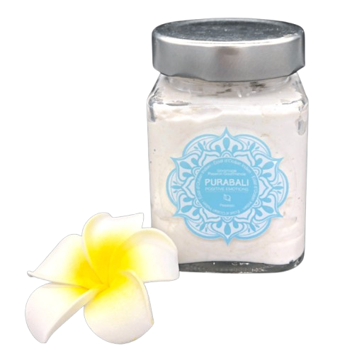 Une personne soulève délicatement la peau au-dessus de ses sourcils avec deux doigts, révélant des sourcils texturés et naturels ainsi qu'une peau éclatante.