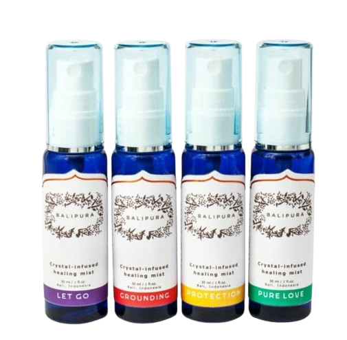 Une personne soulève délicatement la peau au-dessus de ses sourcils avec deux doigts, révélant des sourcils texturés et naturels ainsi qu'une peau éclatante.