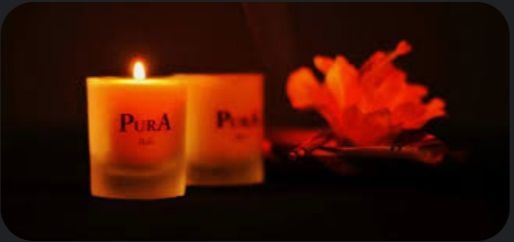 Bougies Pura Bali et fleur en arrière-plan