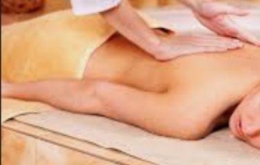 Femme qui se fait masser le dos