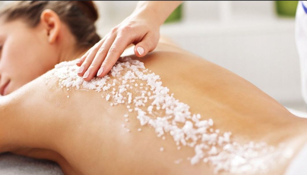 Massage du dos avec du au sel de la Mer Morte