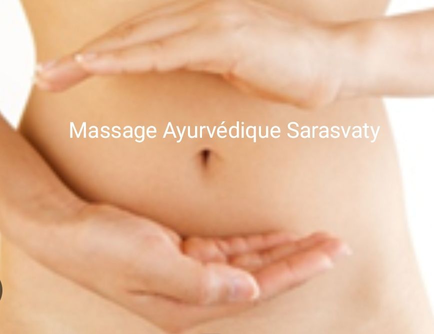 Une femme qui tient ses mains avec les paumes face à face devant son ventre nu