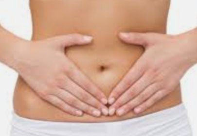 Femme qui se masse le ventre