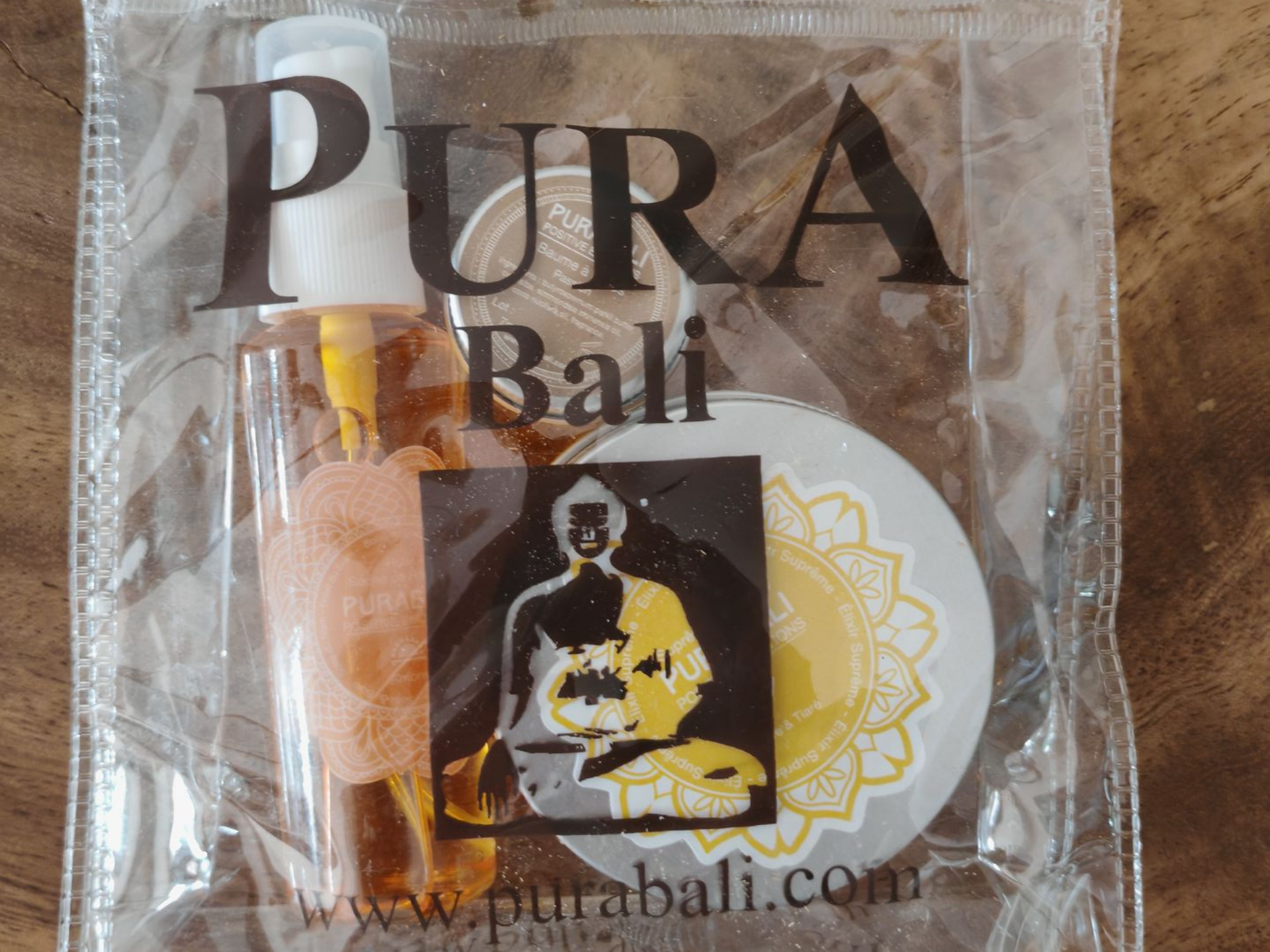 Sacoche en plastique transparent avec des produits de la marque Pura Bali