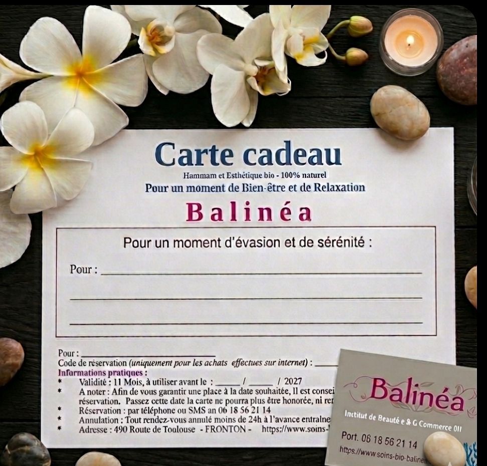 Carte cadeau Balnéa sur une carte à thème spa avec des fleurs blanches et des galets