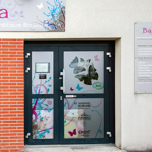 Façade d’un centre de bien‑être avec vitrine décorée et enseigne Balinéa.