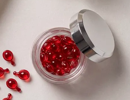 Une personne soulève délicatement la peau au-dessus de ses sourcils avec deux doigts, révélant des sourcils texturés et naturels ainsi qu'une peau éclatante.