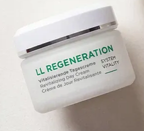 Une personne soulève délicatement la peau au-dessus de ses sourcils avec deux doigts, révélant des sourcils texturés et naturels ainsi qu'une peau éclatante.