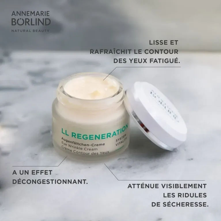 Une personne soulève délicatement la peau au-dessus de ses sourcils avec deux doigts, révélant des sourcils texturés et naturels ainsi qu'une peau éclatante.