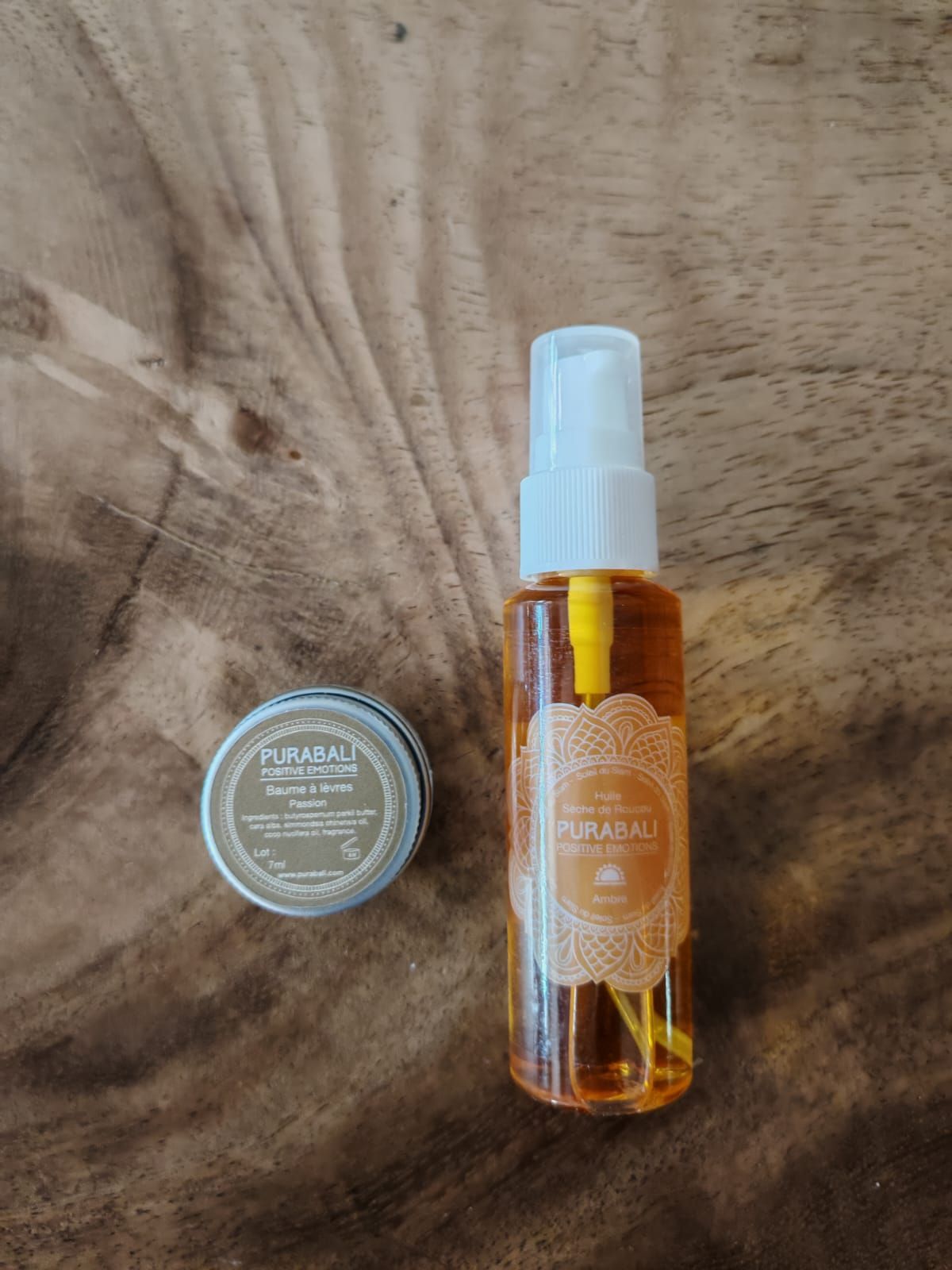 Produits de soin Pura Bali pour la peau : une petite boîte ronde en métal et un flacon pulvérisateur de liquide ambré