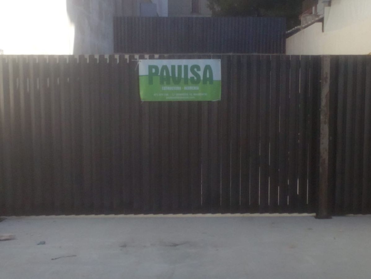 Una valla con un cartel que dice pawisa.