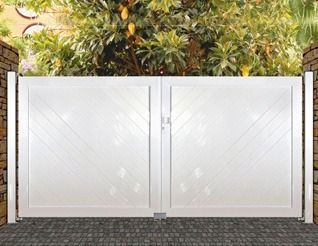 Una puerta blanca está delante de una pared de ladrillos.