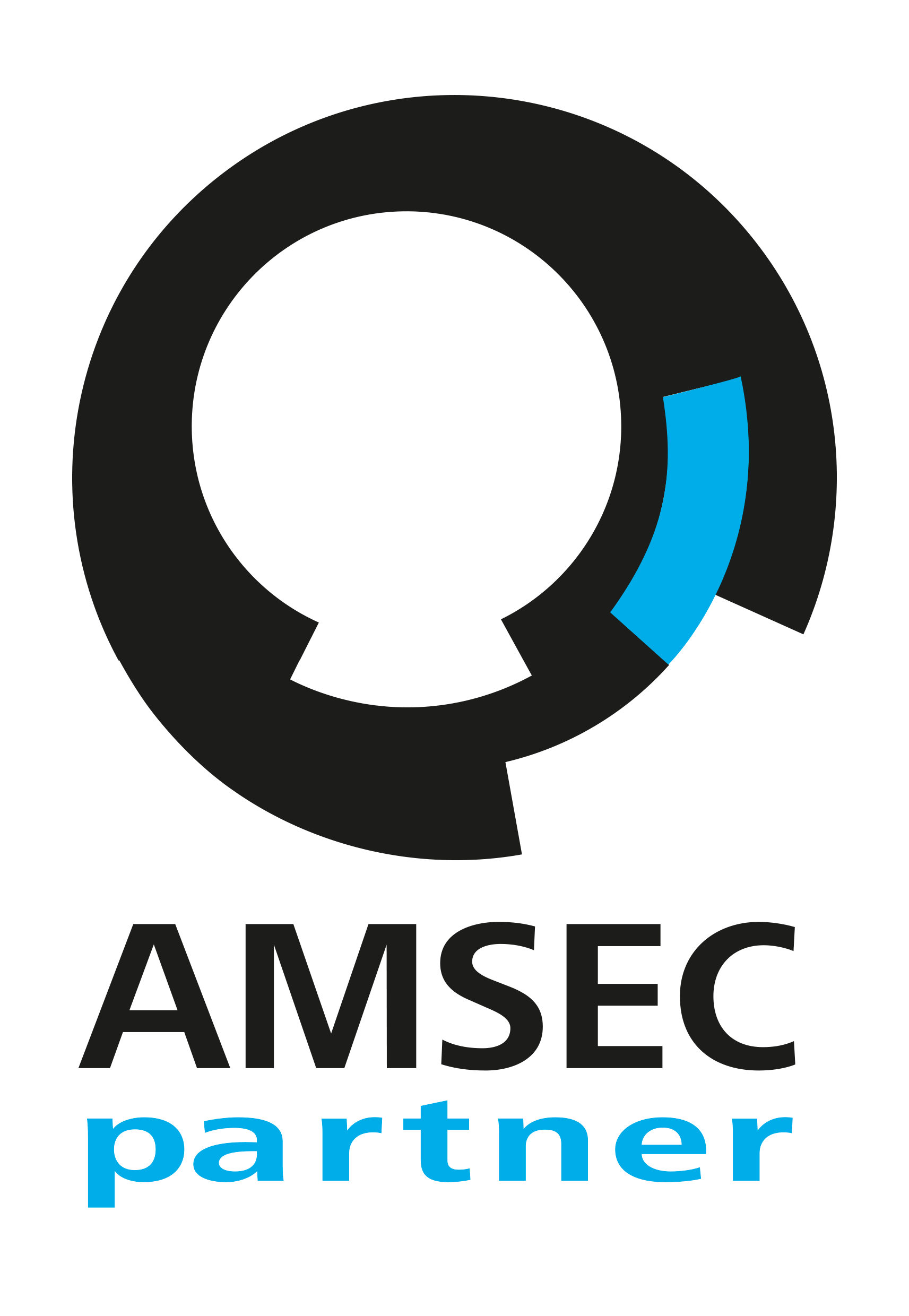 AMSEC-kumppanilogo, jossa musta pyöreä tunnus ja sininen aksentti mustan ja sinisen tekstin yläpuolella