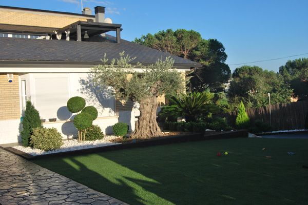 Una casa con un gran césped delante de ella.