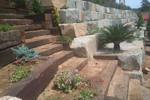 Un conjunto de escaleras rodeadas de rocas y flores en un jardín.