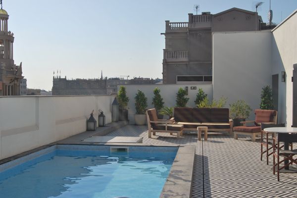 Una gran piscina está en el tejado de un edificio.