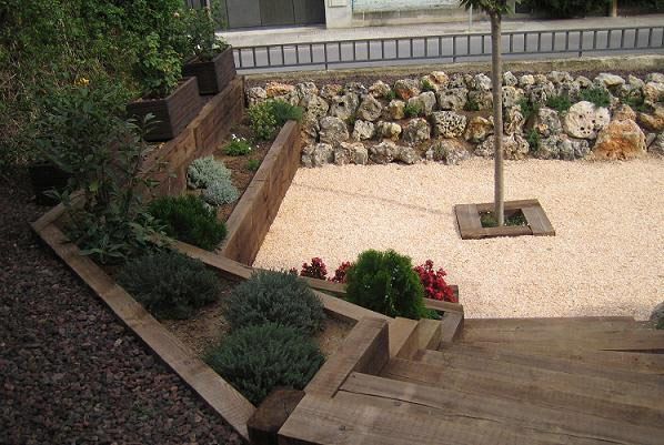 Un jardín con un árbol en el medio.