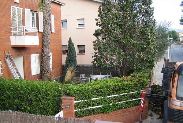 Un camión está estacionado frente a un edificio de ladrillos.