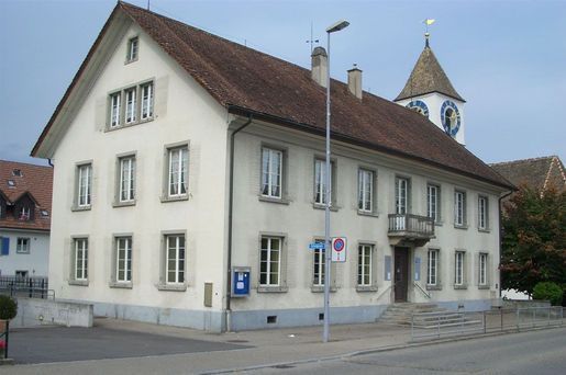 Aussenwand eines Hauses wird gestrichen