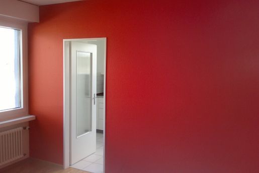 Wohnzimmerwand wird gestrichen in Blau