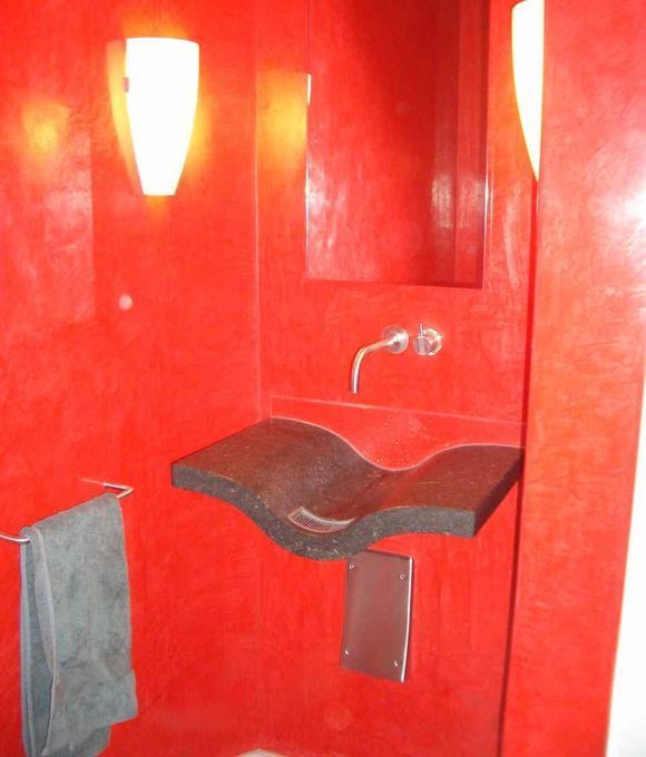 Badezimmer mit roten Wänden