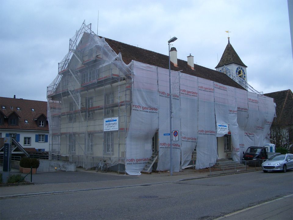 Haus unter einem Gerüst