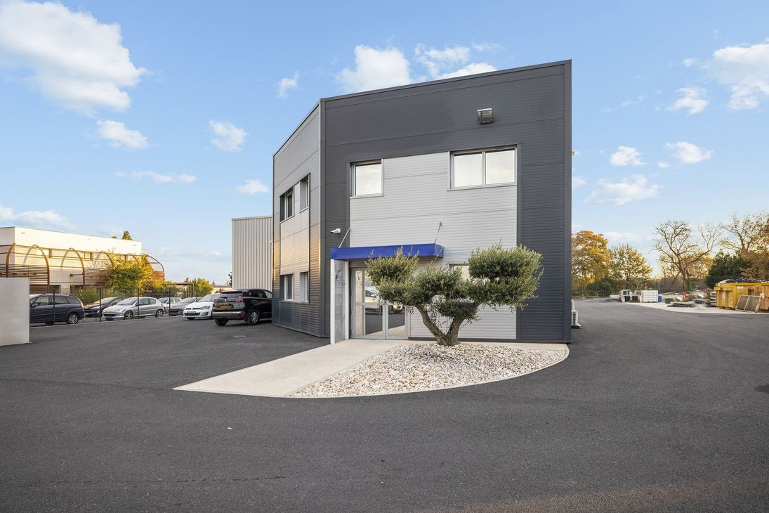 Devanture d'une agence avec parking extérieur