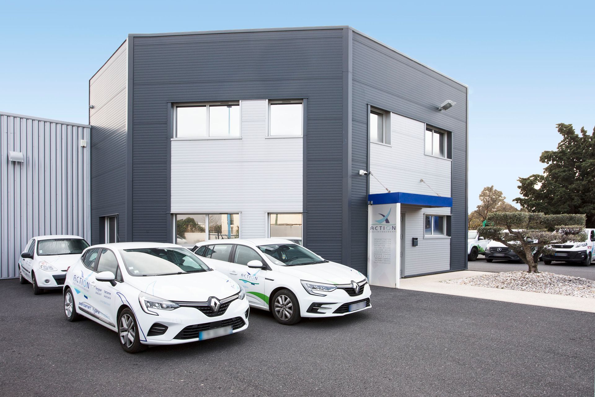 Devanture d'une agence en bardage gris