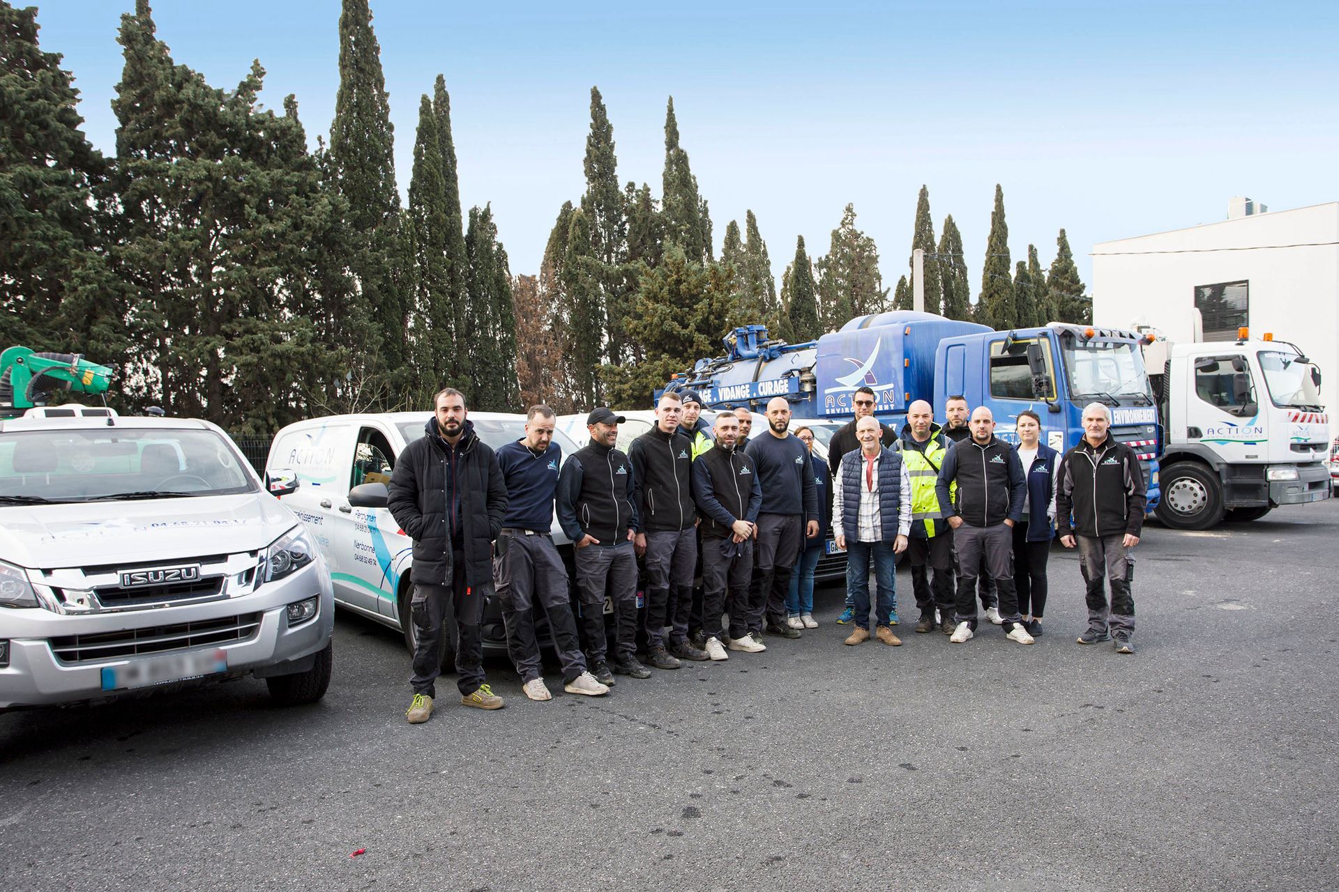 Équipe d'experts sur un parking