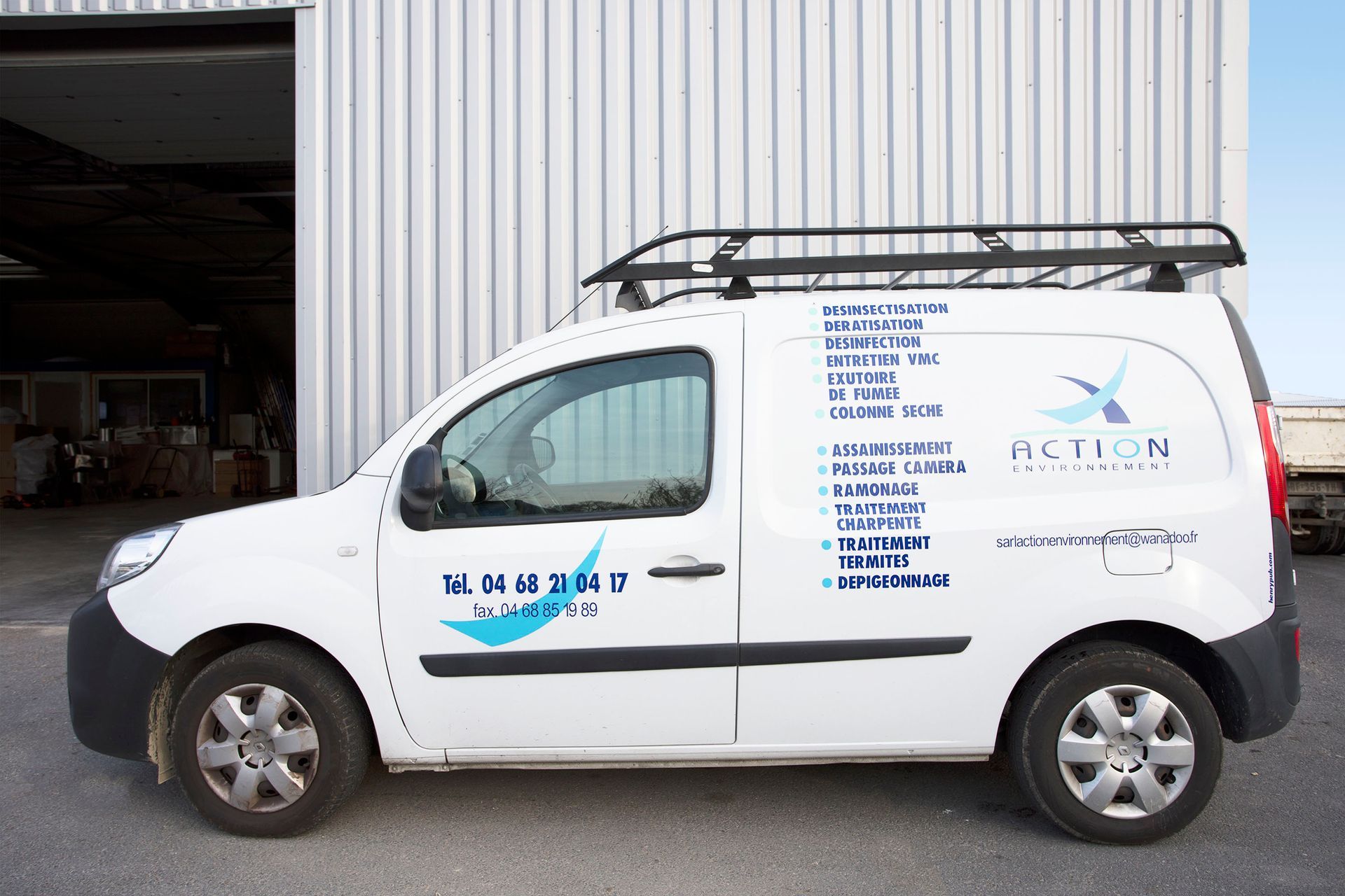 Camionnette de l'entreprise avec liste des prestations