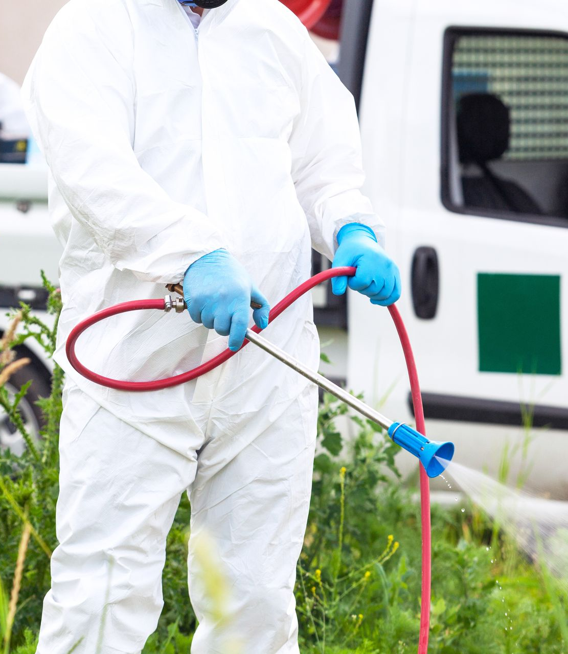 Agent de lutte antiparasitaire pulvérisant un insecticide