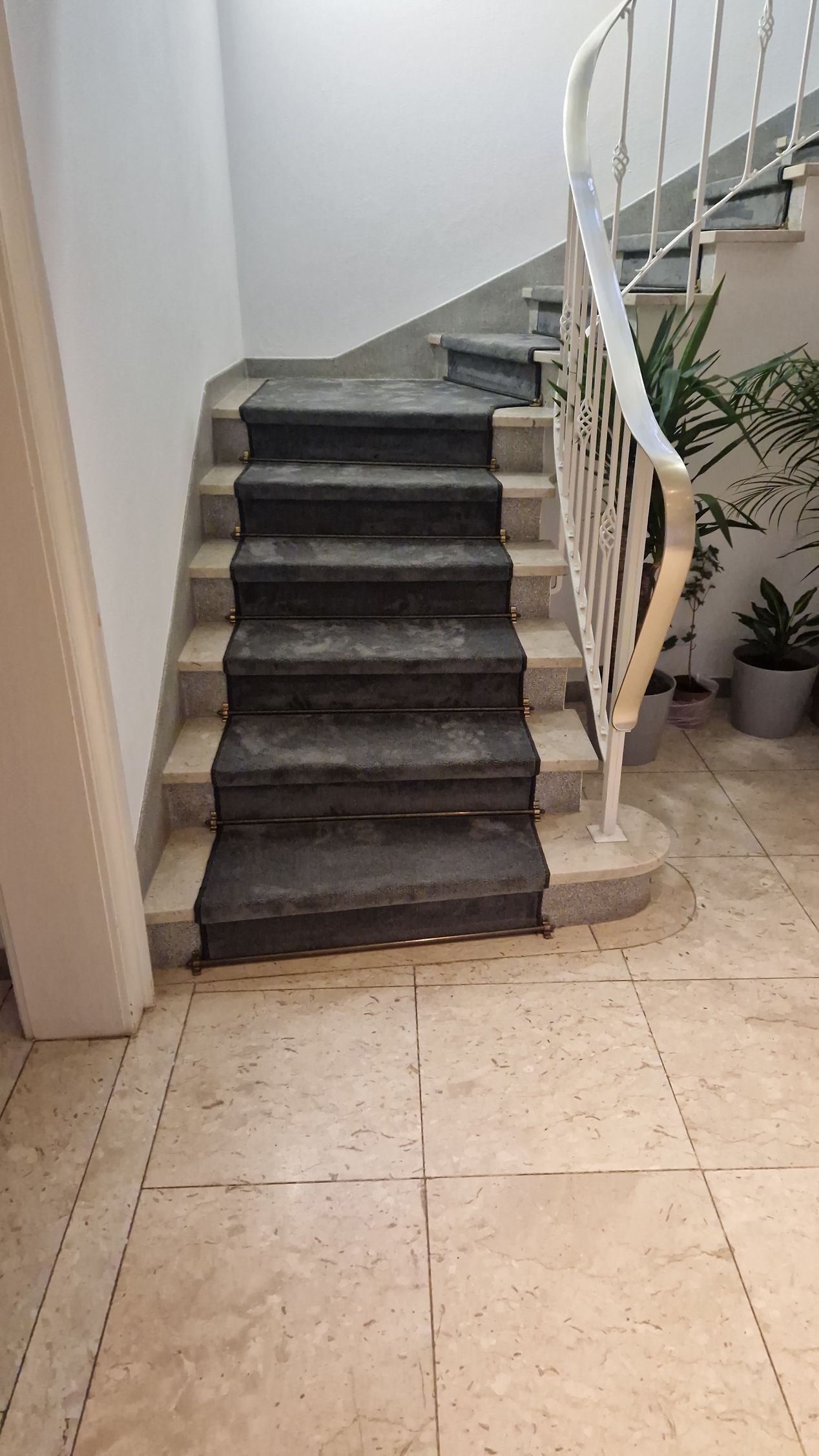 Eine Treppe, die in den zweiten Stock eines Gebäudes führt.