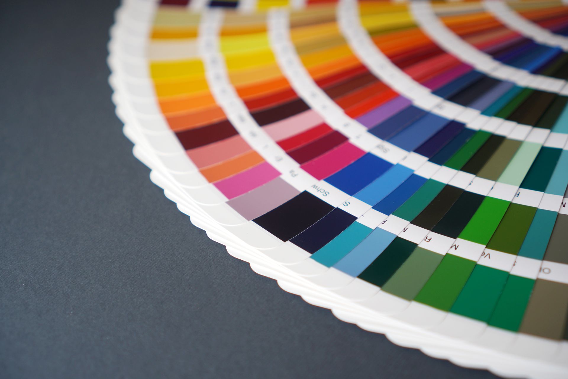 Un nuancier avec des couleurs vives