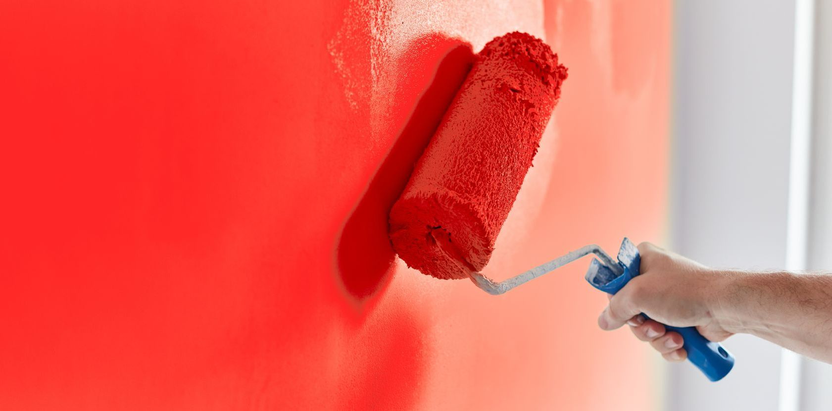 Un rouleau de peinture rouge