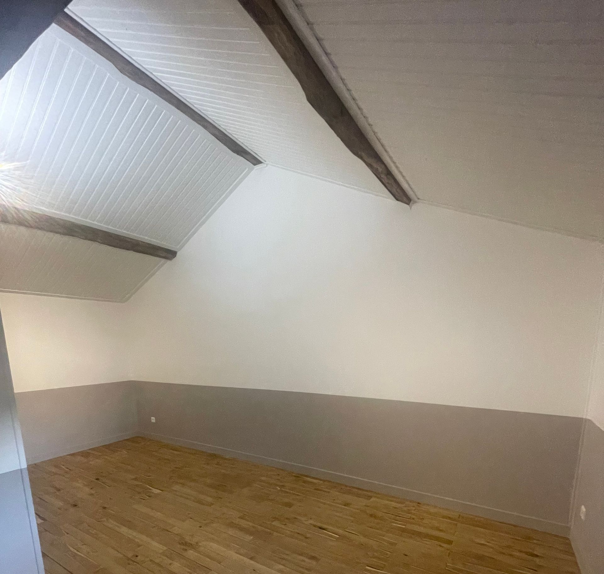 Une pièce juste peinte