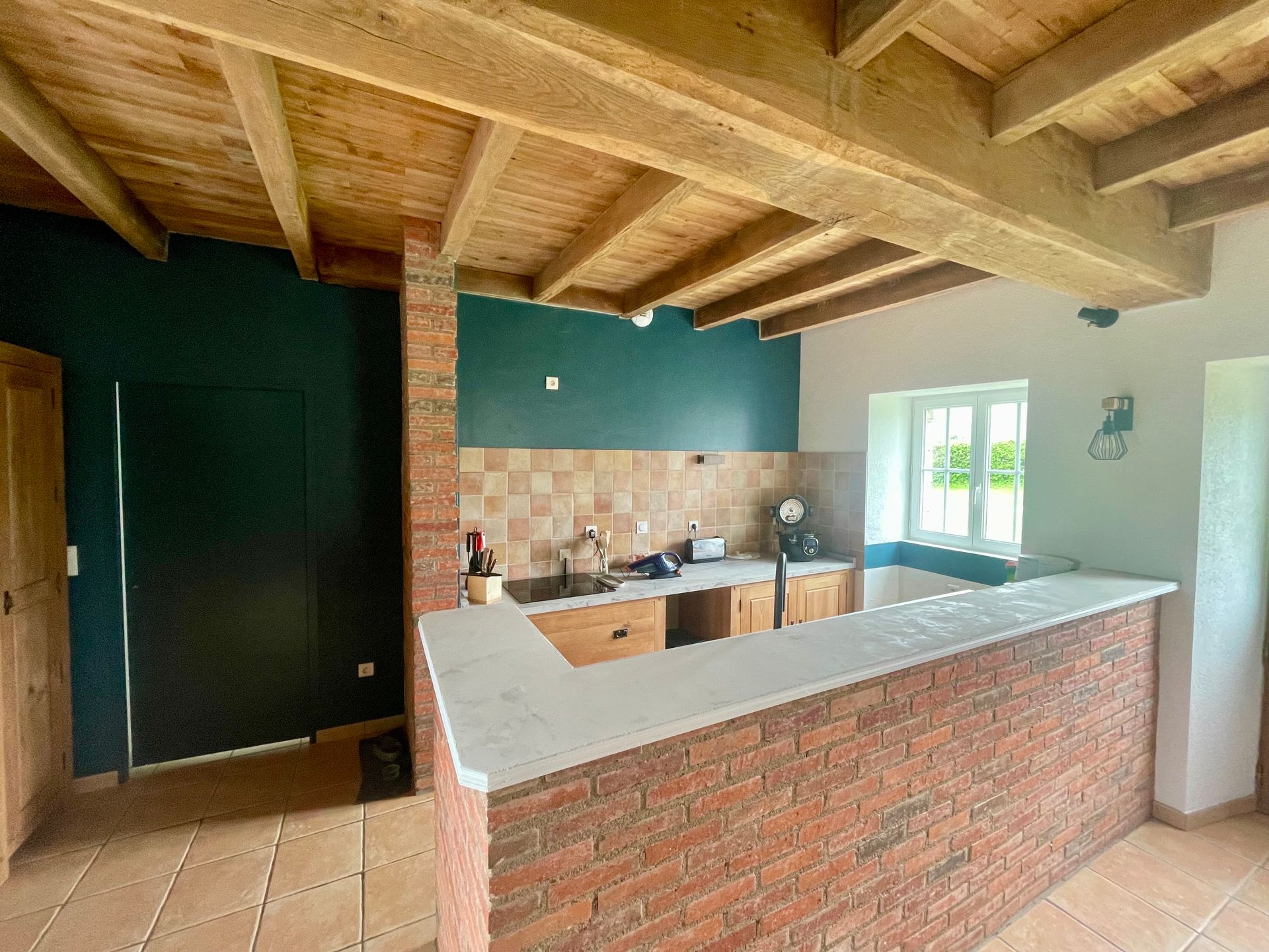 Une cuisine avec un mur bleu