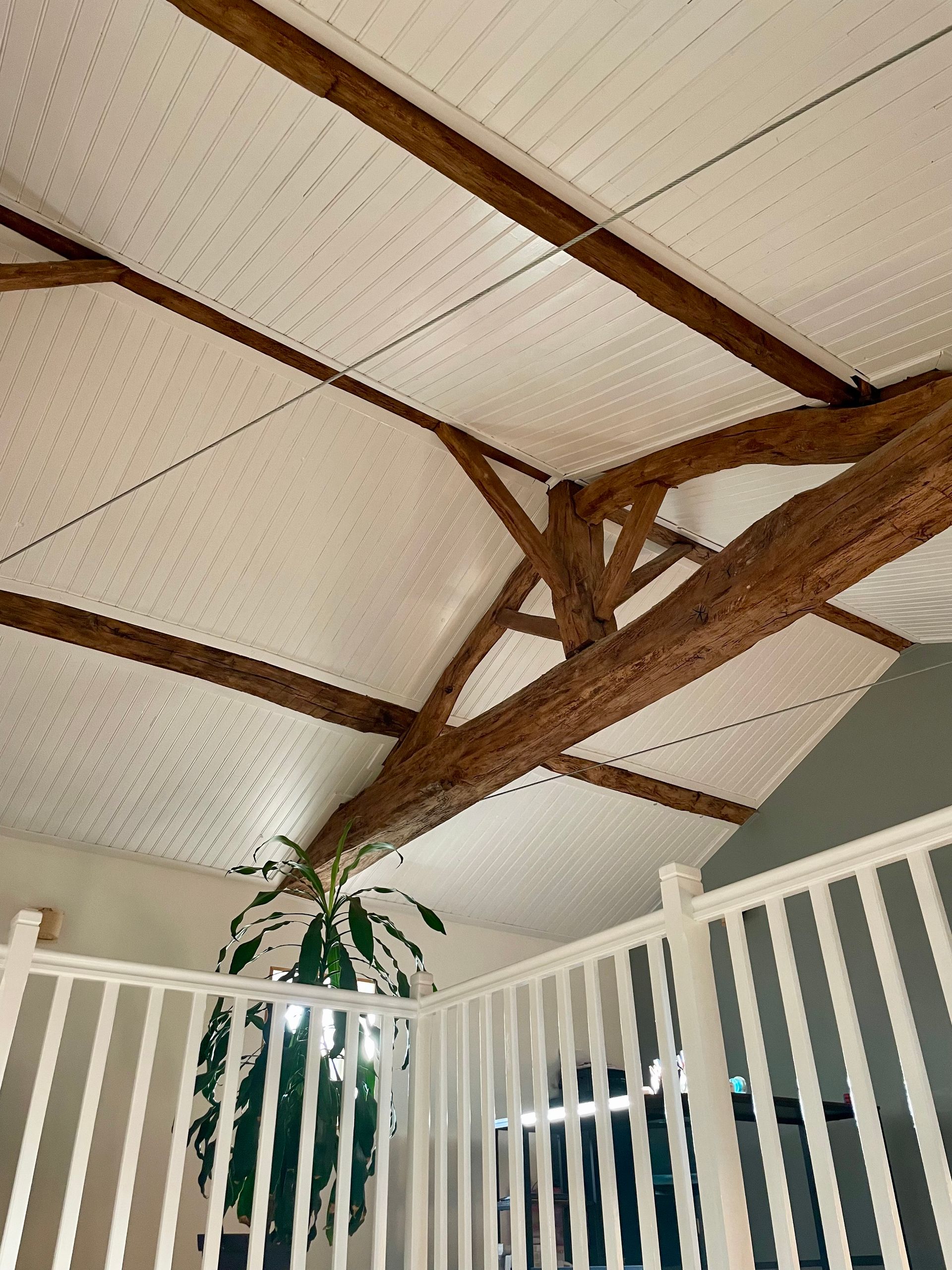 Une charpente avec des poutres visibles