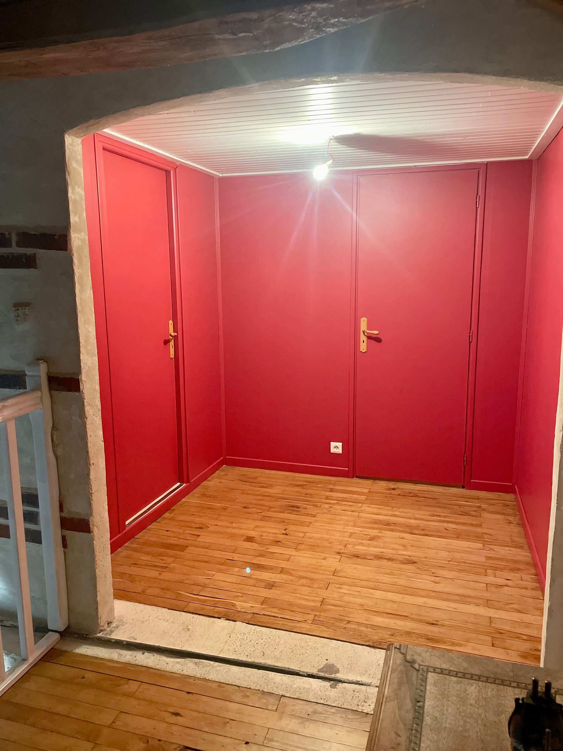 Une maison avec des murs rouges